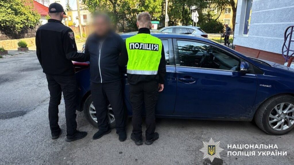 За $5000 обіцяли переправити чоловіка до Румунії: на Вінниччині затримали двох підозрюваних