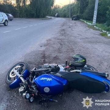 У Калинівці мотоцикл врізався в припарковану Kia: постраждали двоє людей