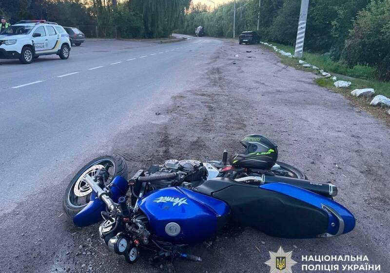 У Калинівці мотоцикл врізався в припарковану Kia: постраждали двоє людей