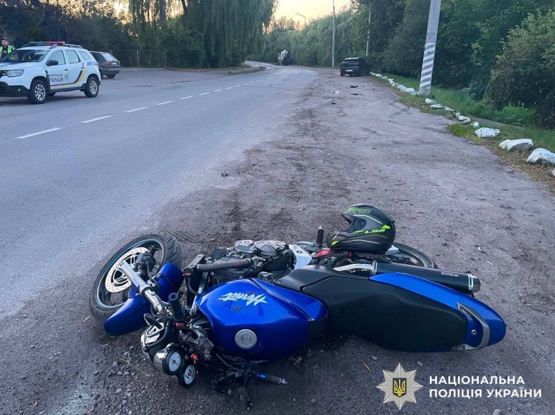У Калинівці мотоцикл врізався в припарковану Kia: постраждали двоє людей