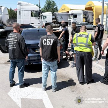 Продав три «волонтерські» позашляховики за $18000 25-річний шахрай із Вінниччини