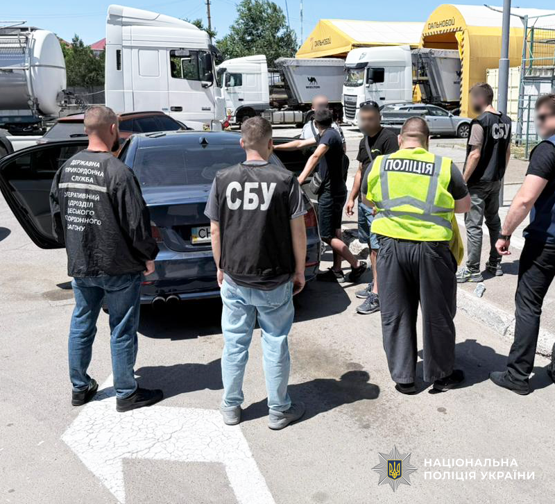 Продав три «волонтерські» позашляховики за $18000 25-річний шахрай із Вінниччини