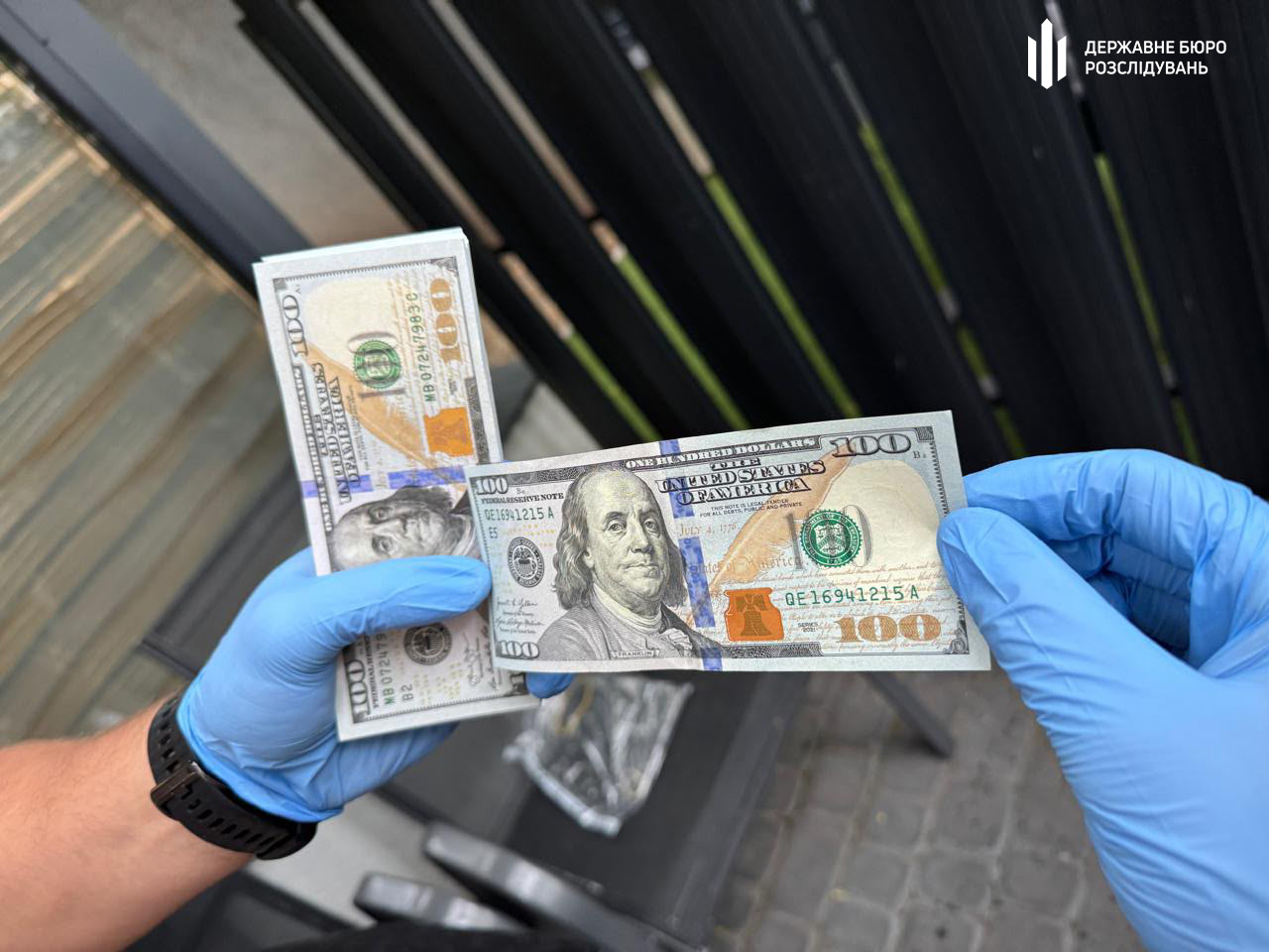 За 7 тисяч доларів обіцяв виключити з військового обліку: на Вінниччині викрили патрульного