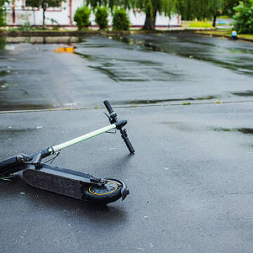 Electric scooter fallen on road. Storm in city ДТП на електросамокаті та зіткнення з Tesla: суд частково задовольнив скаргу підлітка