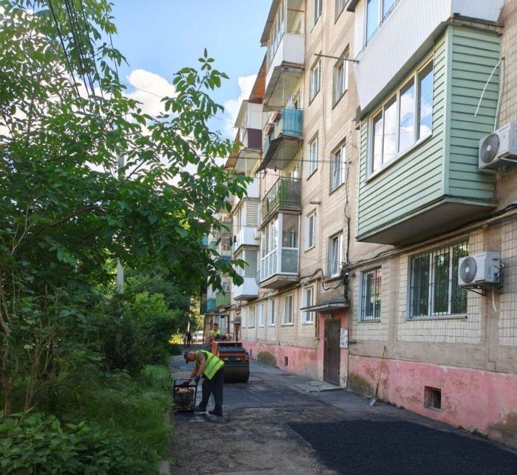 Понад 80 дворів уже відремонтували у Вінниці: де тривають роботи