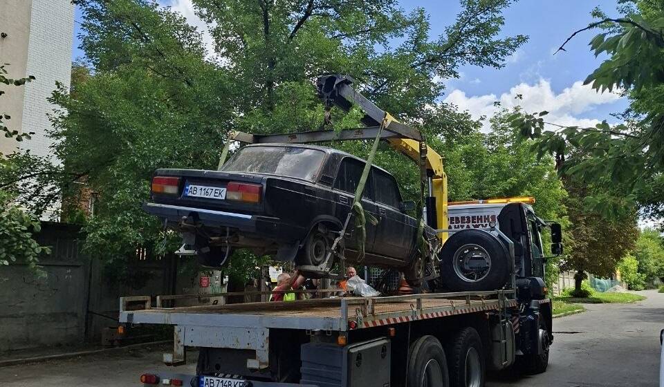Покинуті автівки евакуйовують з вулиць Вінниці: куди звертатися містянам