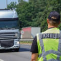 На дорогах області продовжують діяти обмеження для вантажівок через спеку