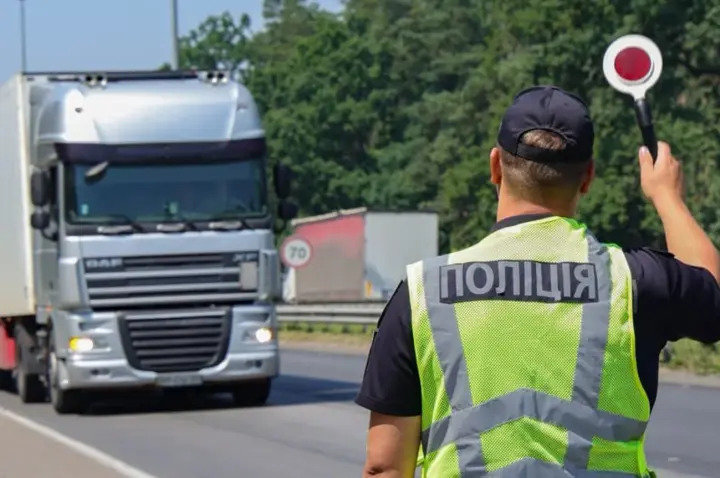 На дорогах області продовжують діяти обмеження для вантажівок через спеку