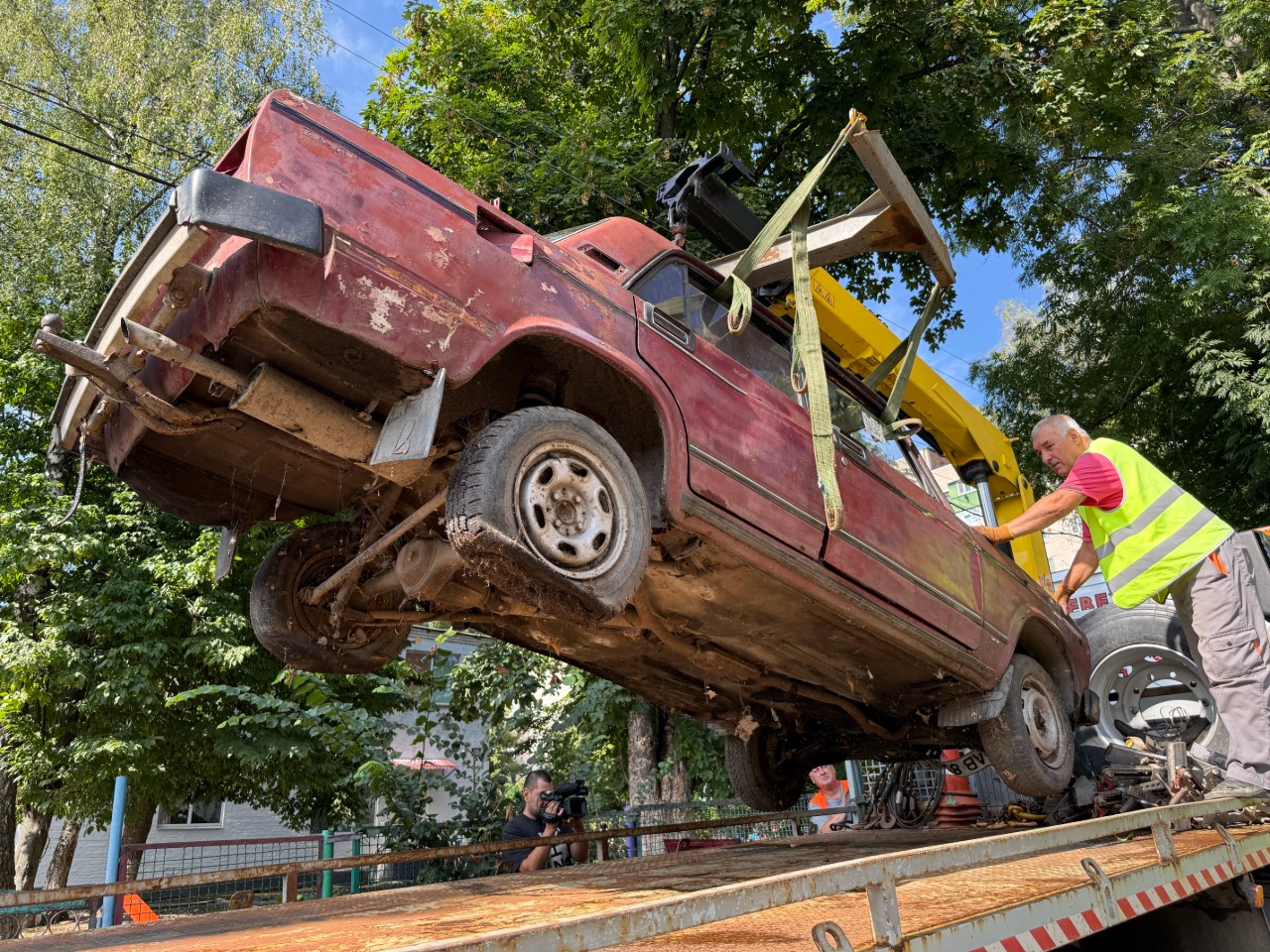 Стояв понад пять років: у Вінниці біля дитячого садочка прибрали занедбаний ВАЗ