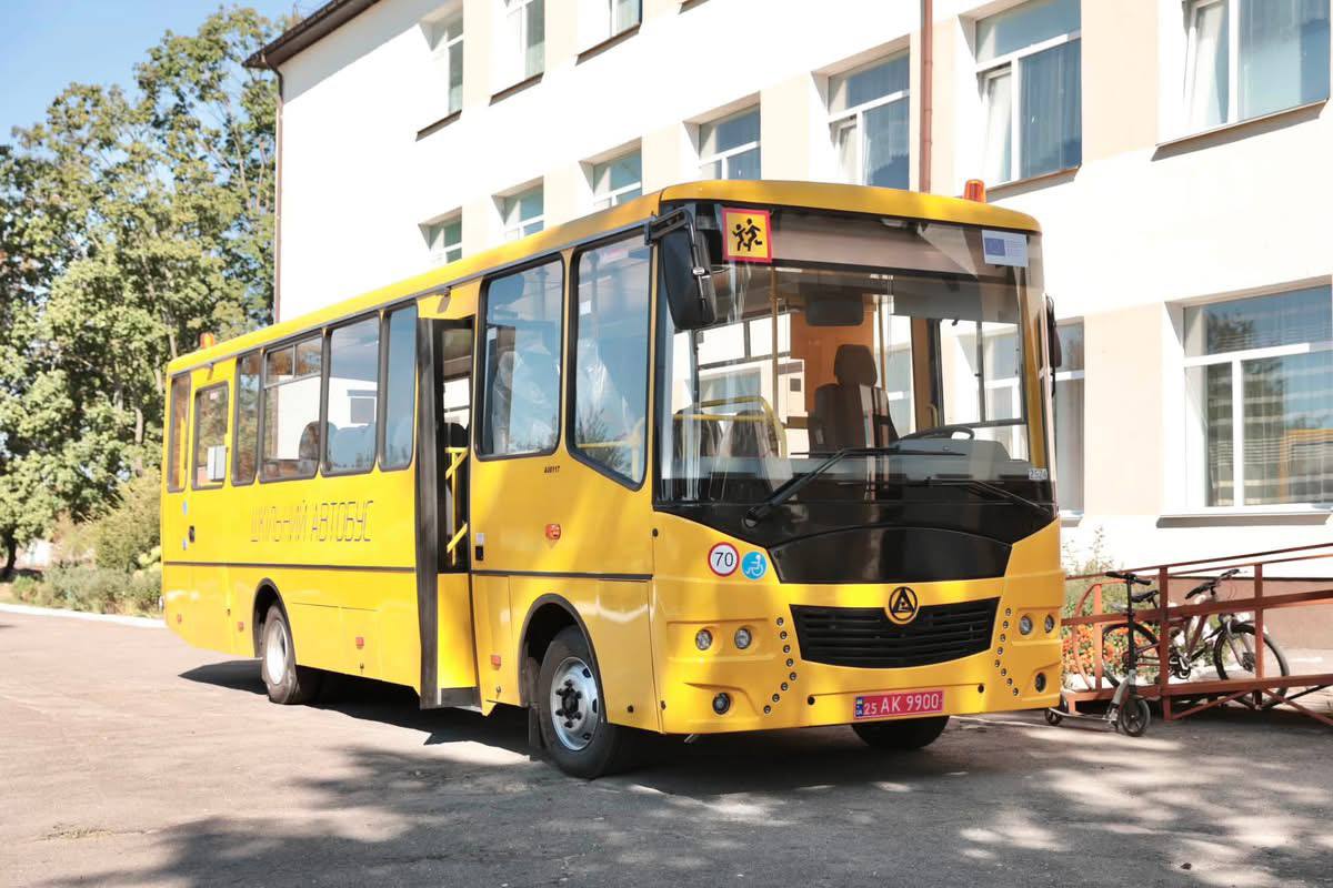 Безпечніший підвіз для учнів: Уланівський ліцей отримав новий шкільний автобус