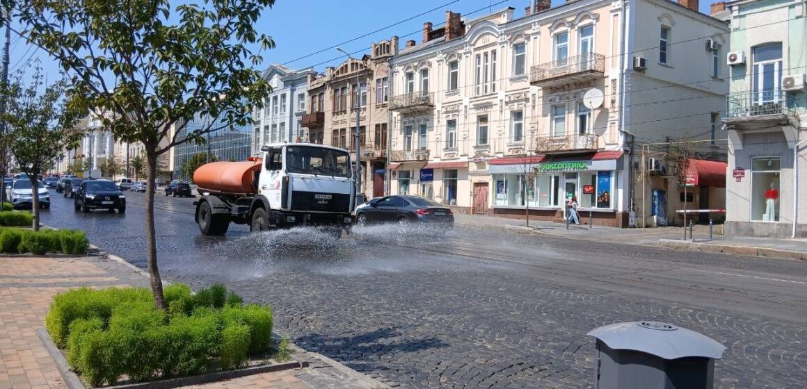 Зберегти асфальт та освіжити місто: у Вінниці поливальні машини працюють на головних вулицях