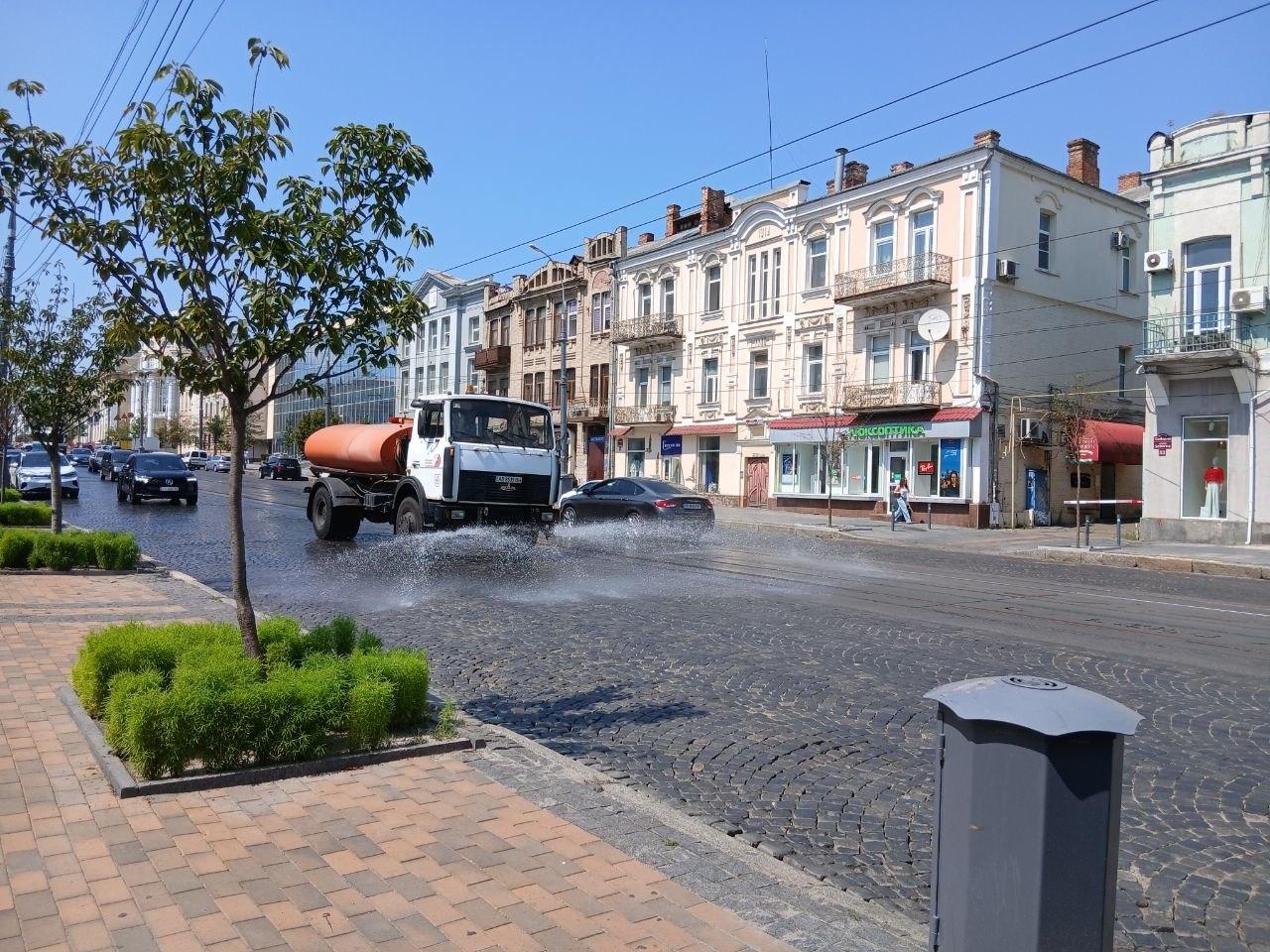 Зберегти асфальт та освіжити місто: у Вінниці поливальні машини працюють на головних вулицях