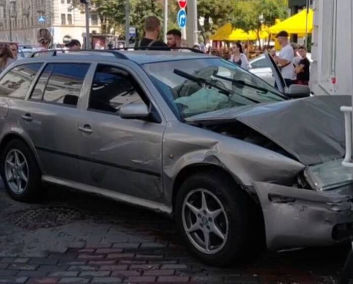 Автоаварія в центрі Вінниці: на Соборній працюють відповідні служби