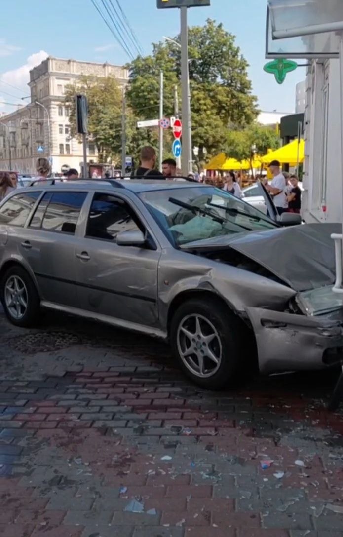 Автоаварія в центрі Вінниці: на Соборній працюють відповідні служби