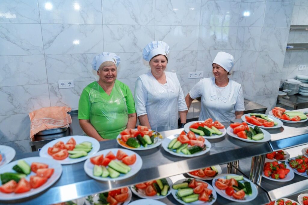 Офіційне працевлаштування та соцгарантії: у Вінниці шукають персонал для шкільних їдалень