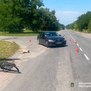 5467388648375393453 У Жмеринці велосипедист потрапив до лікарні після зіткнення з легковиком