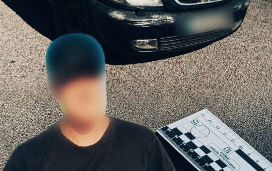 Нервував та мав при собі «траву»: на автошляху М-30 затримали порушника ПДР