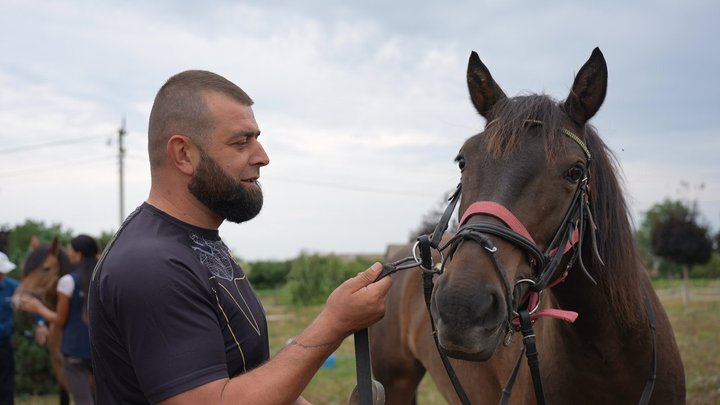 «Це свобода та заземлення»: у Калинівській громаді для ветеранів війни вперше влаштували безкоштовну іпотерапію