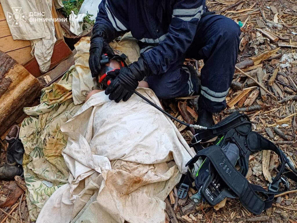 Готували їжу худобі — згорів будинок: на Вінниччині надзвичайники врятували пенсіонерку