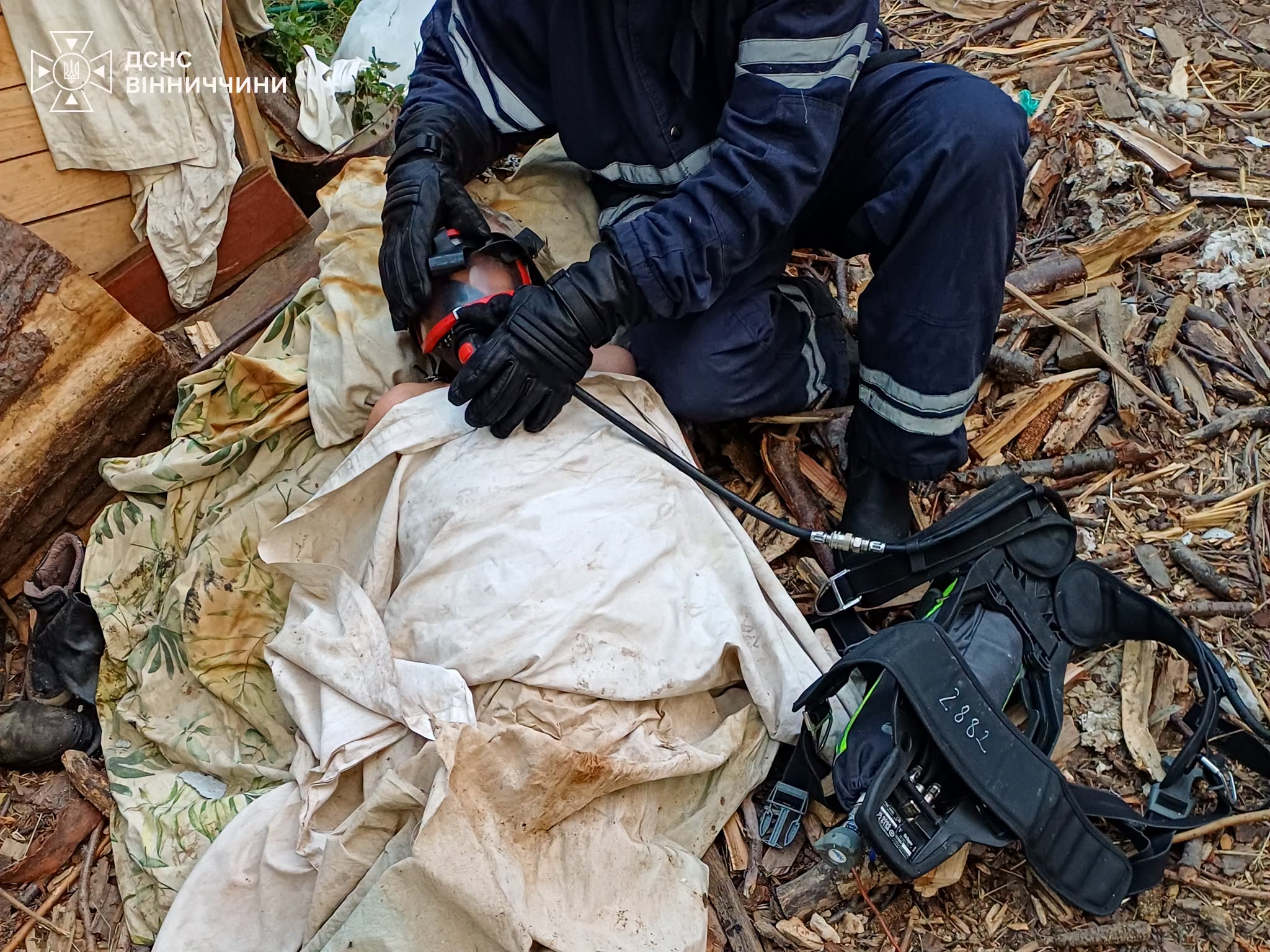 Готували їжу худобі — згорів будинок: на Вінниччині надзвичайники врятували пенсіонерку