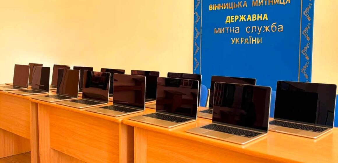 762974697_1919417672311838_6012145435772811310_n Вінницька митниця передала військовим конфісковані ноутбуки на понад мільйон гривень