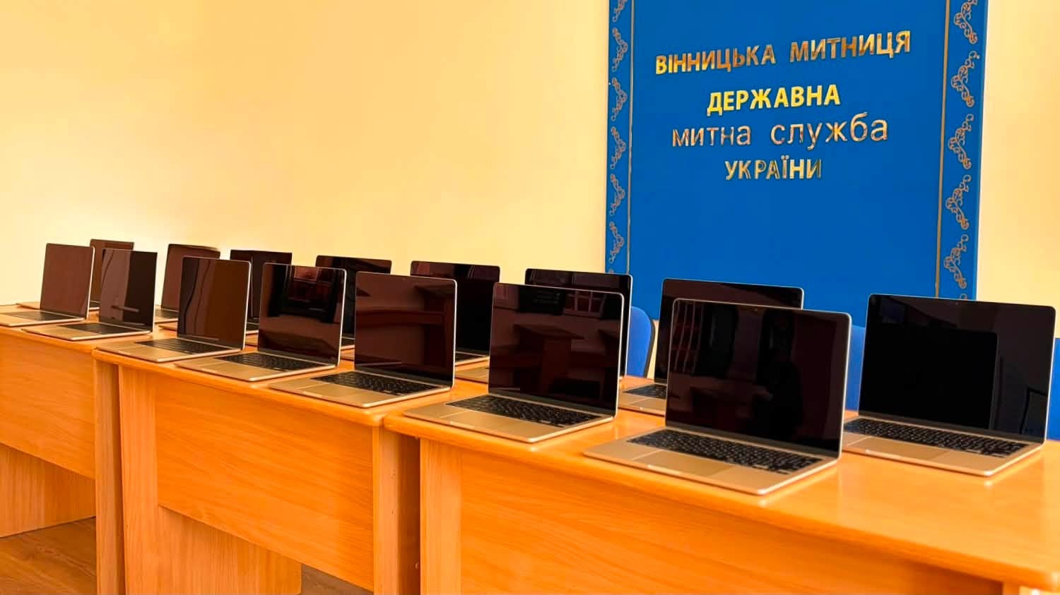 Вінницька митниця передала військовим конфісковані ноутбуки на понад мільйон гривень