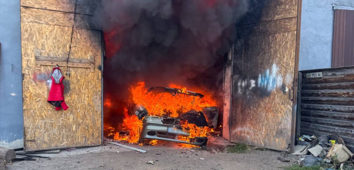 Гараж із машинами, сарай та авто під час руху: ДСНС ліквідувала три пожежі на Вінниччині