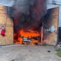 Гараж із машинами, сарай та авто під час руху: ДСНС ліквідувала три пожежі на Вінниччині