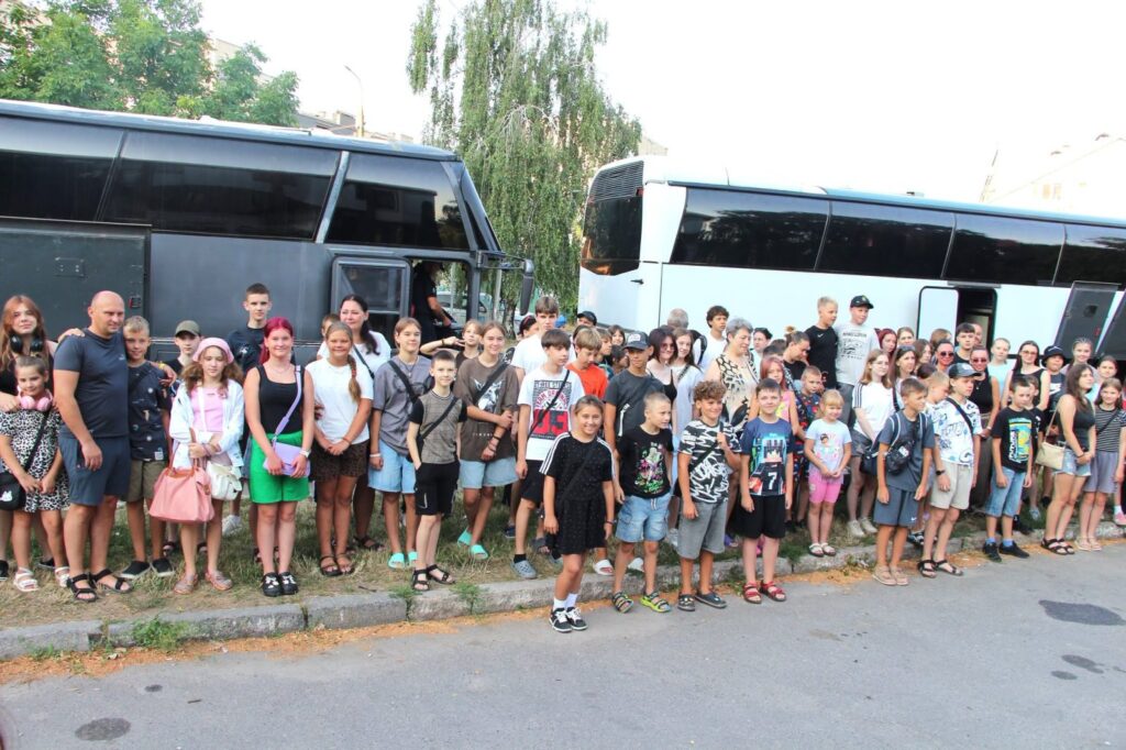 Діти з родин переселенців вирушили на двотижневий відпочинок на Львівщину