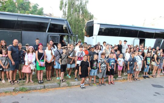 Діти з родин переселенців вирушили на двотижневий відпочинок на Львівщину