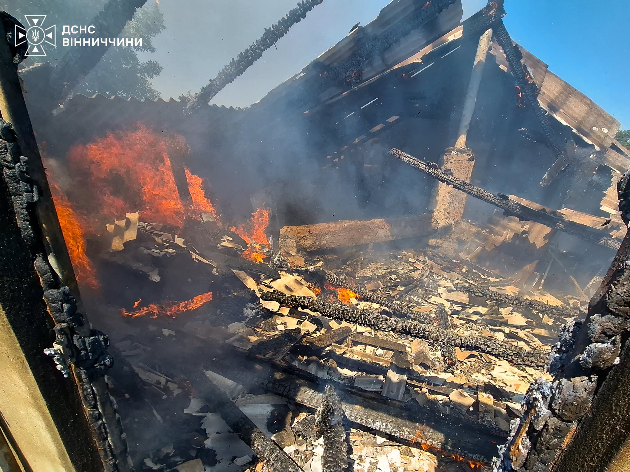 Через коротке замикання у Шаргороді загорівся будинок: родина залишилася без даху над головою