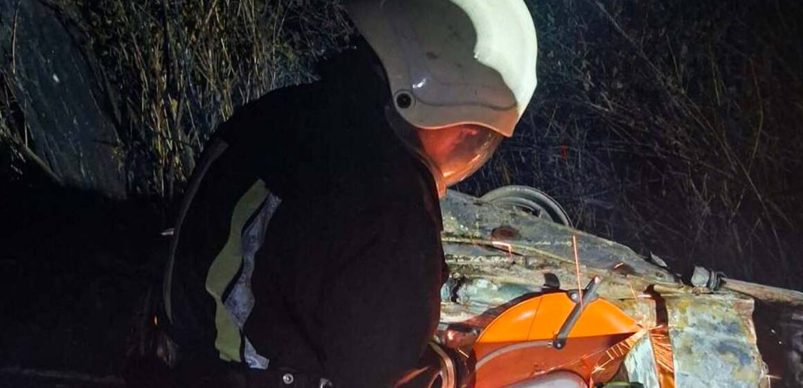 На Вінниччині після зіткнення з деревом згорів автомобіль: загинув підліток