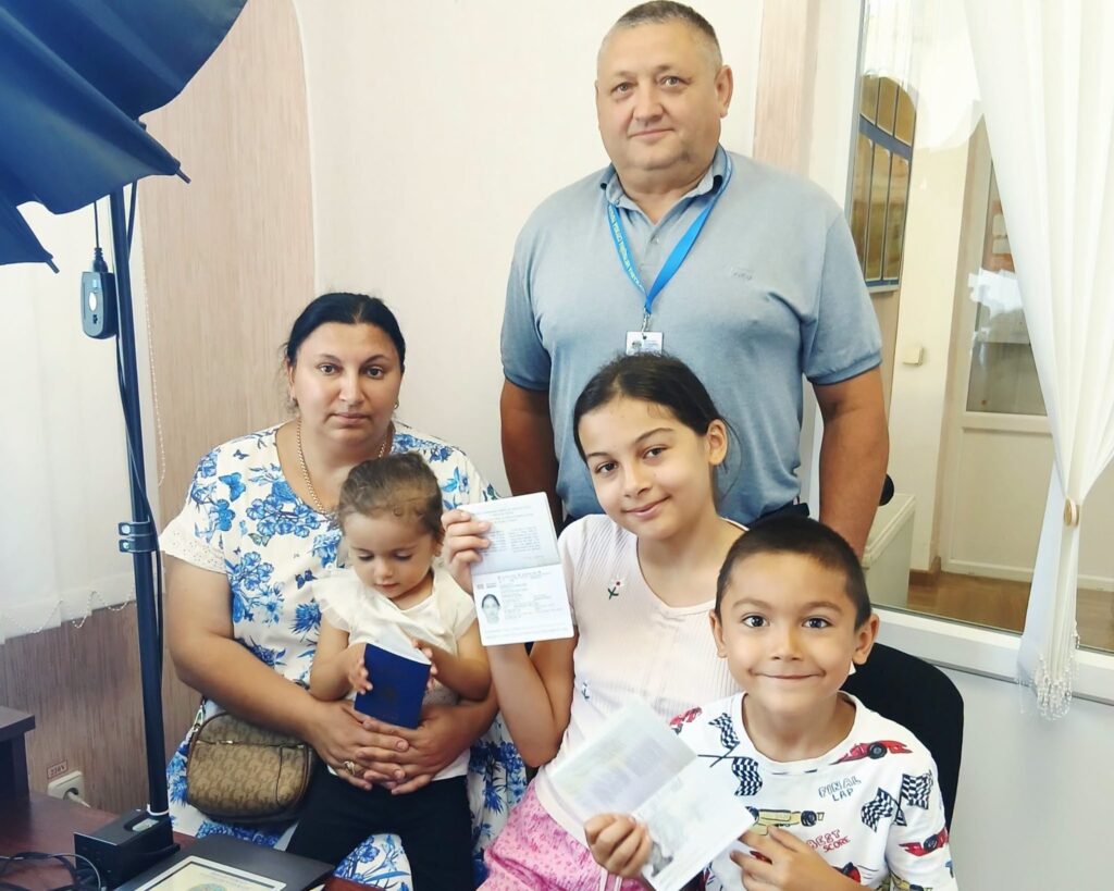 Повернулися з-за кордону: міграційна служба у Козятині допомогла дітям ромських родин оформити документи