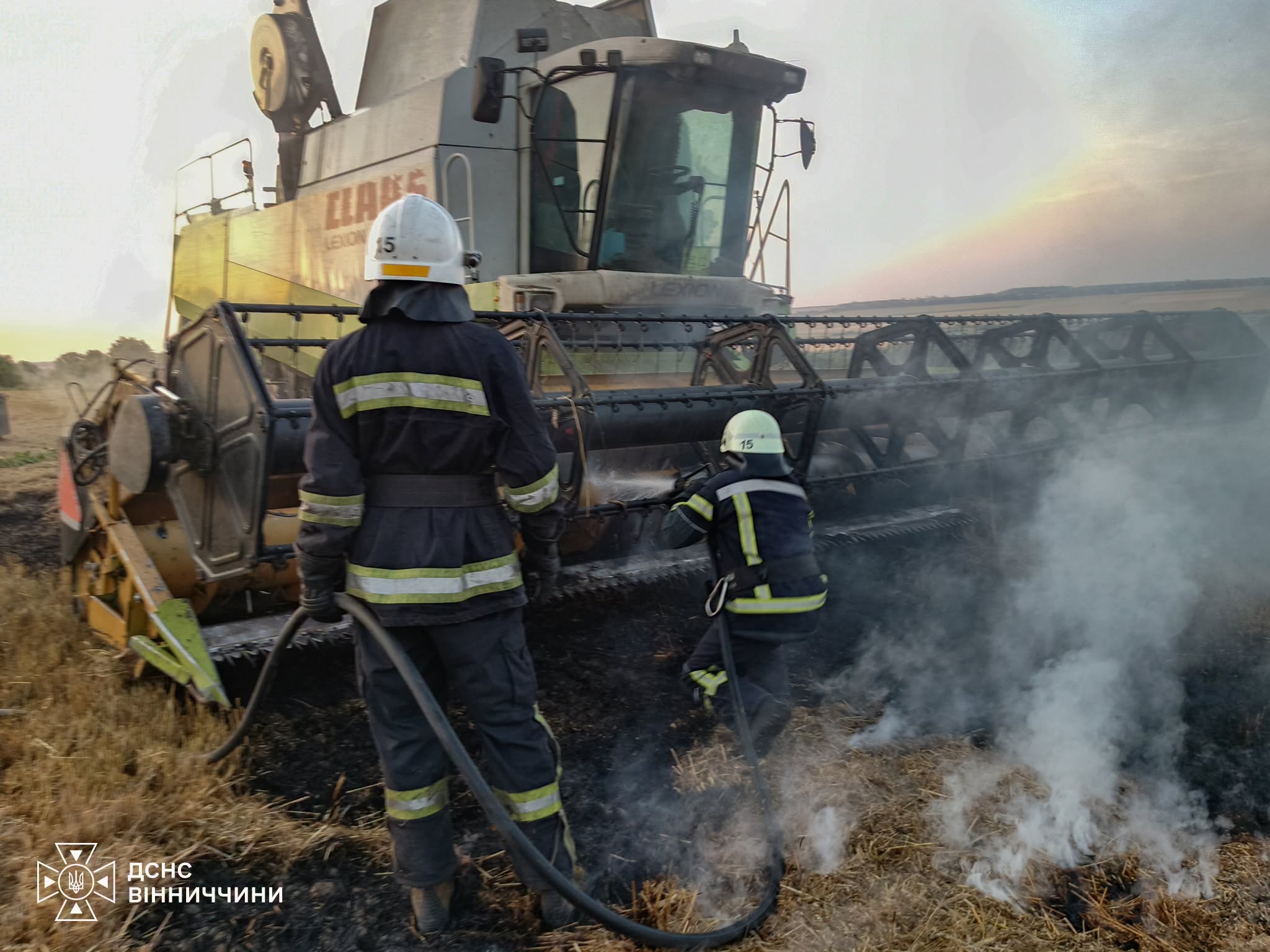 На Вінниччині горіли комбайн, автівки та житловий будинок