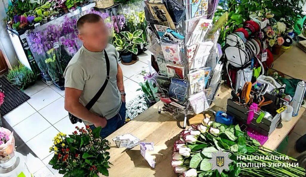 Знайшов PIN-код на картці та купив квіти: у Крижополі затримали чоловіка за крадіжку майже 20 тисяч гривень