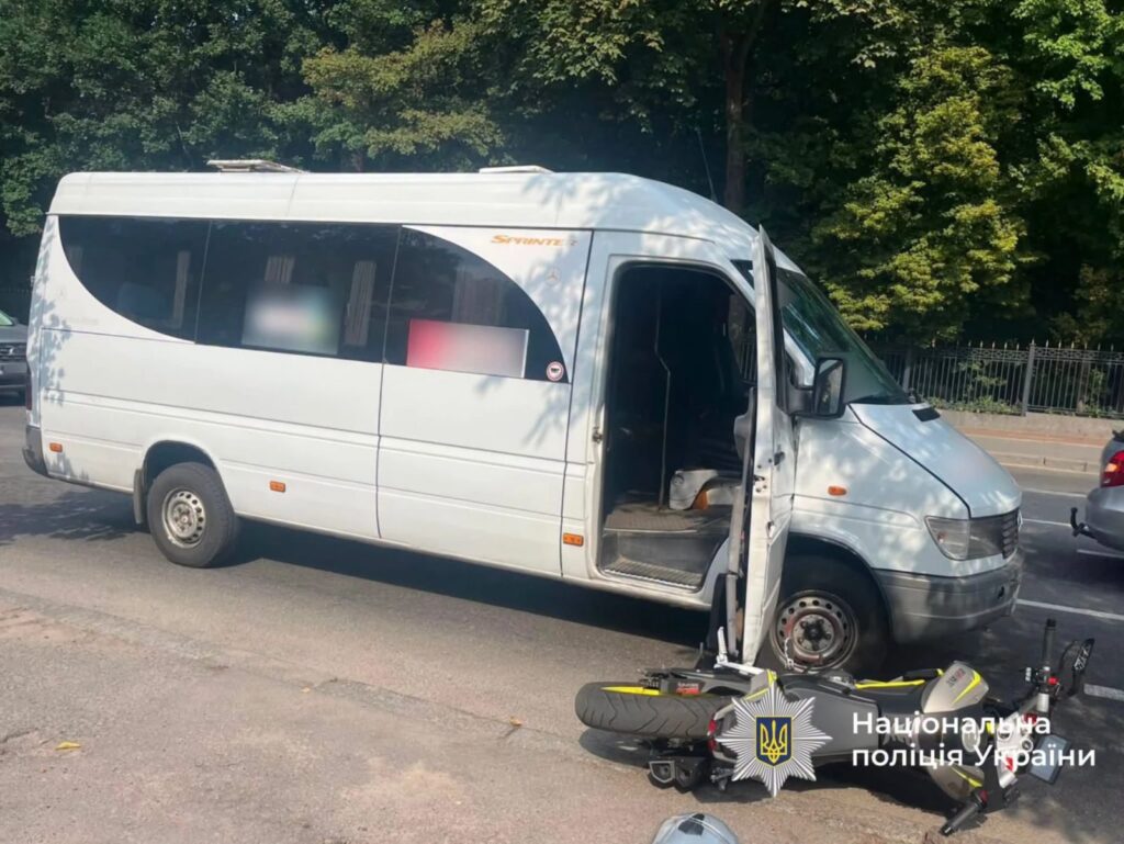 На Київській у Вінниці зіткнулися маршрутка та мотоцикл