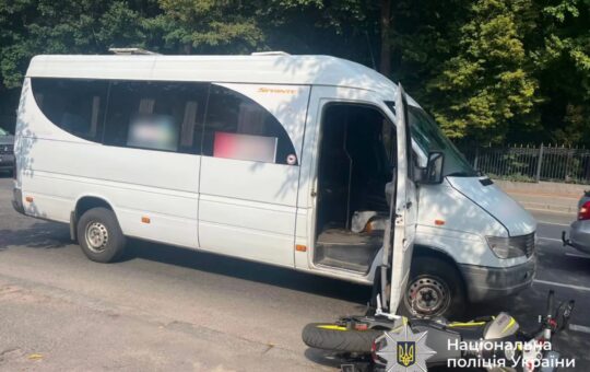 На Київській у Вінниці зіткнулися маршрутка та мотоцикл