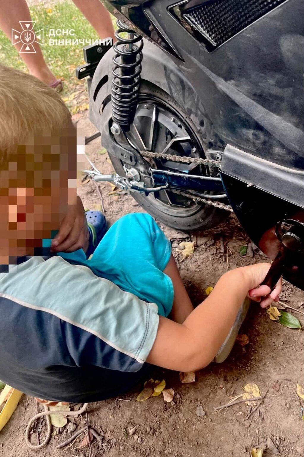 На Гайсинщині 4-річний хлопчик застряг пальцем в електроскутері: допомогли рятувальники