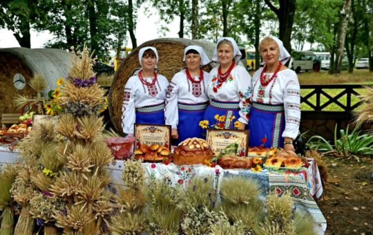 Короваї за старовинними рецептами та допомога ЗСУ: на Вінниччині пройшов фестиваль «Народу вічний оберіг»