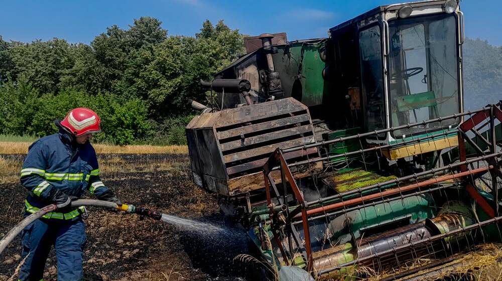На Вінниччині згоріли 10 тонн сіна та комбайн