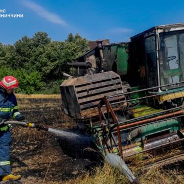 На Вінниччині згоріли 10 тонн сіна та комбайн