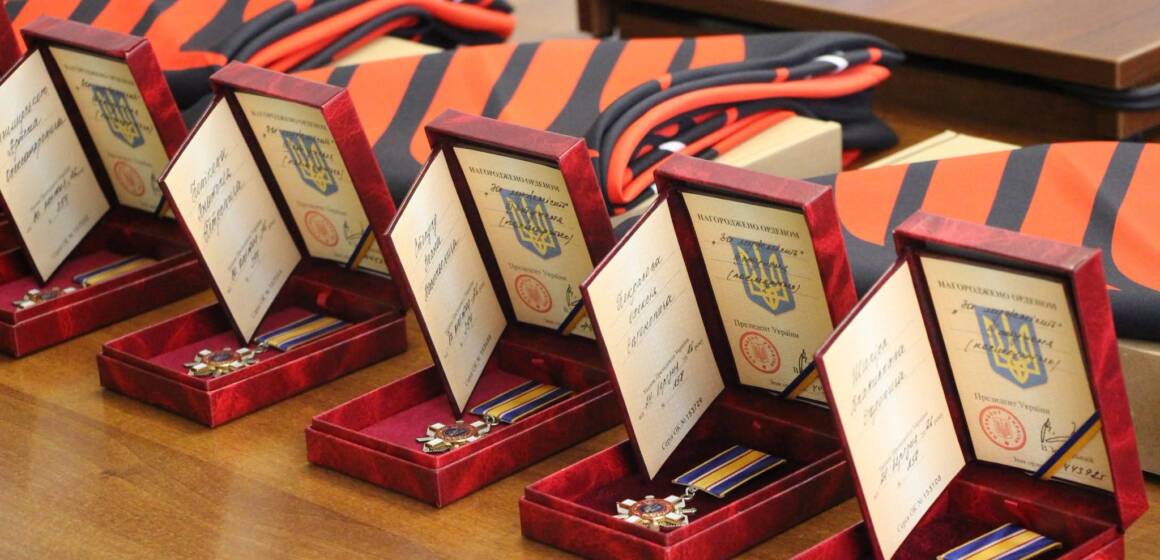 На Вінниччині рідним загиблих військових передали державні нагороди
