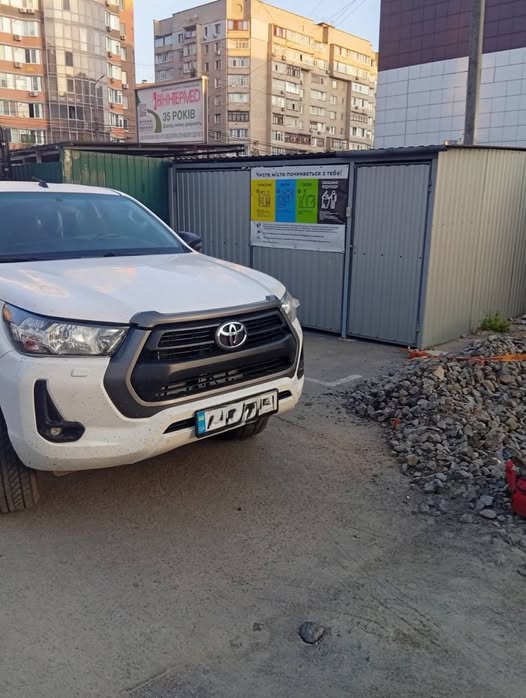 У Вінниці через припарковане авто не змогли вивезти сміття
