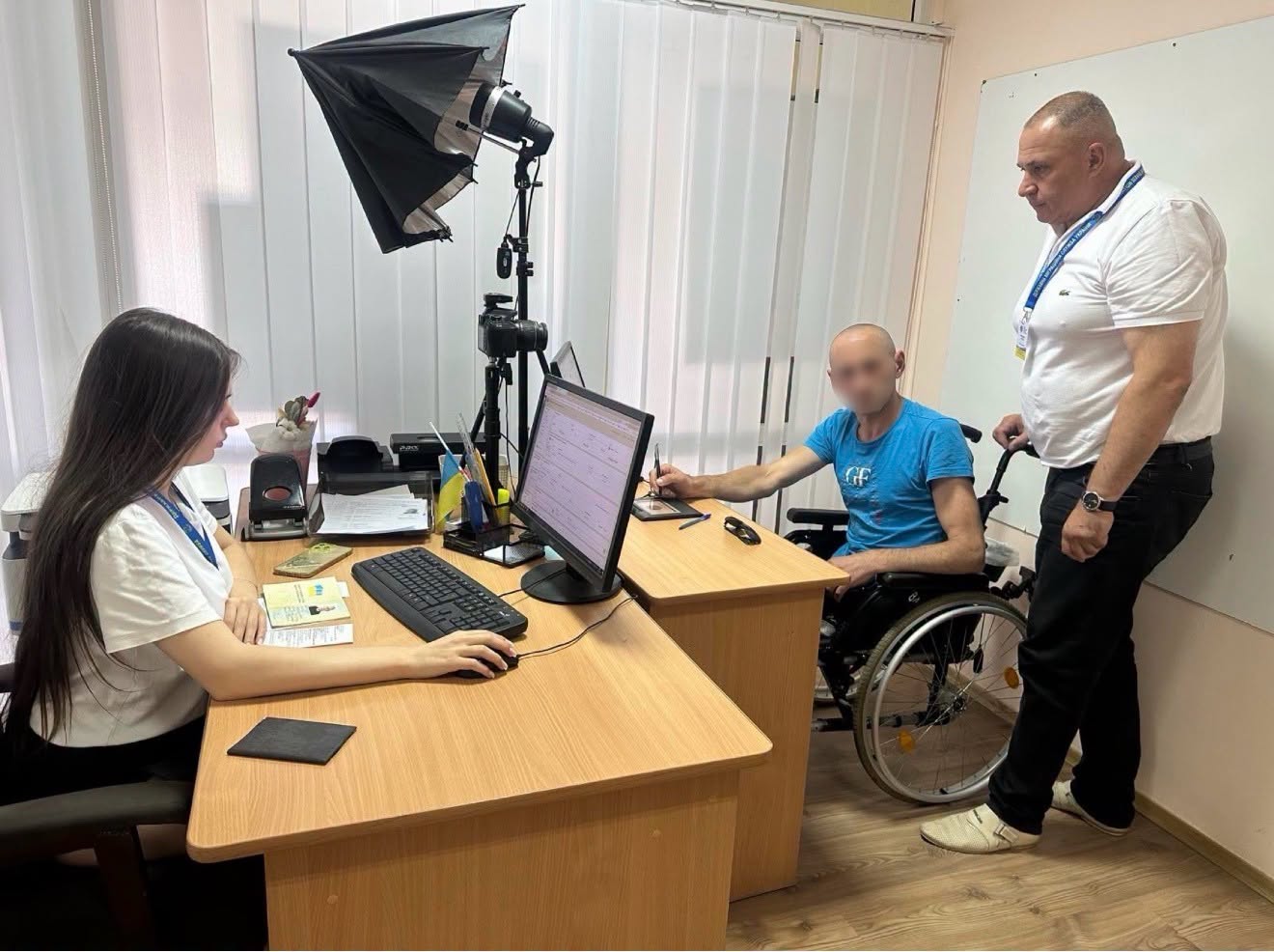 Паспорти — прямо в палату: як у Хмільницькій громаді працює безбарєрне документування поранених воїнів