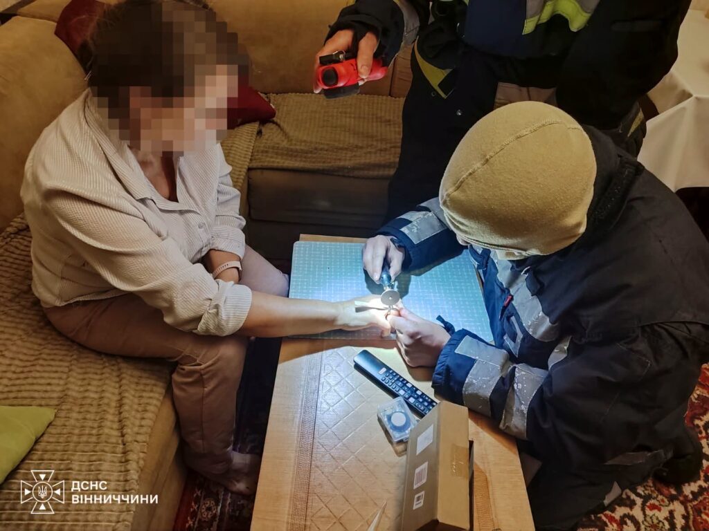 У Вінниці бійці ДСНС провели «ювелірну операцію» зі зняття каблучки