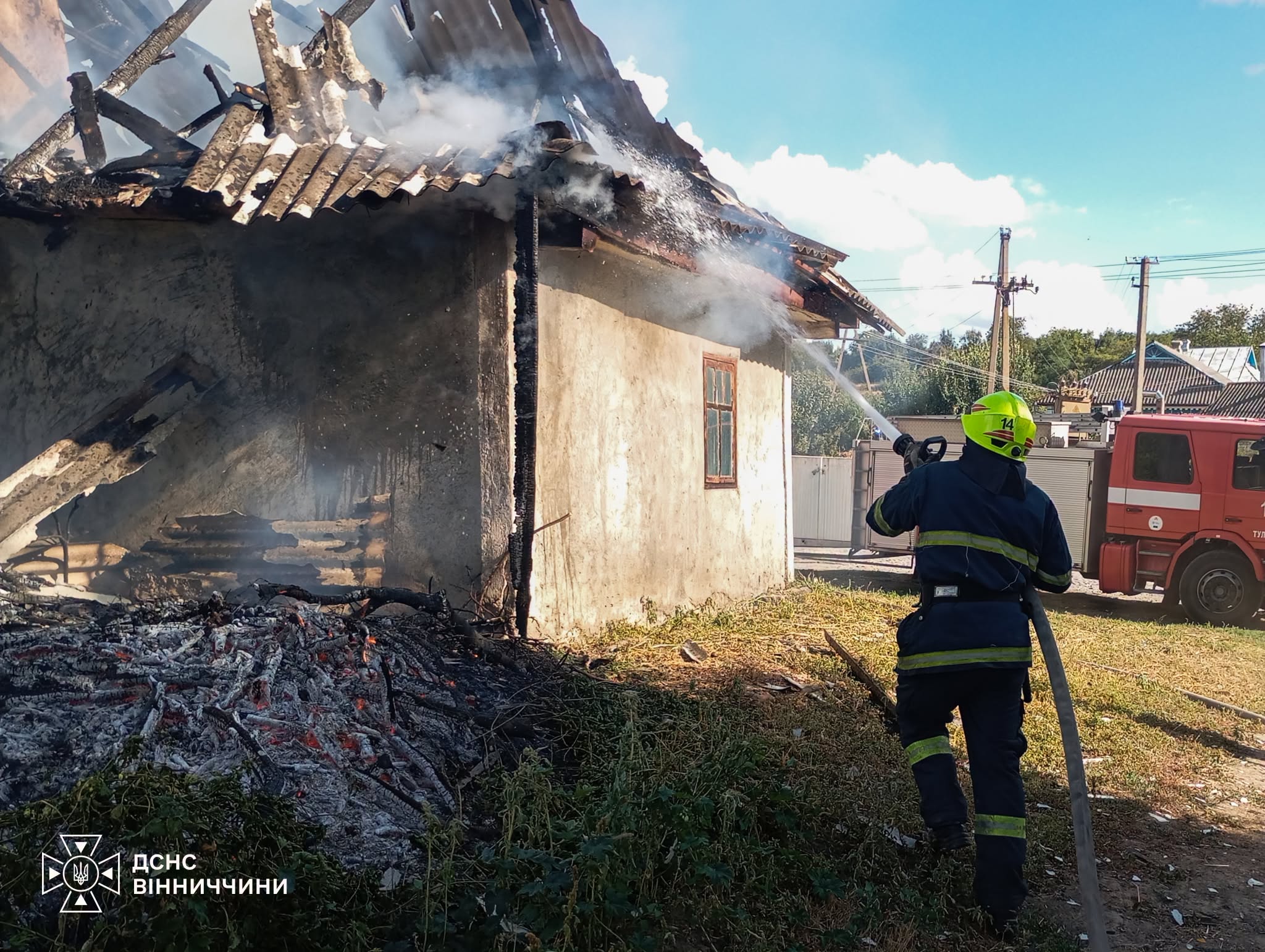 Десять пожеж за добу на Вінниччині: вогонь знищує екосистеми та загрожує житлу