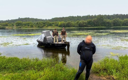 У гідрокостюмі та ластах вінничанин намагався перепливти Дністер (ВІДЕО)