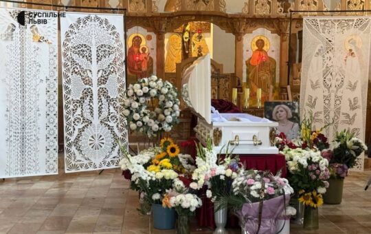 Під звуки ліри у Львові попрощалися з легендарною витинанкаркою Дарією Альошкіною