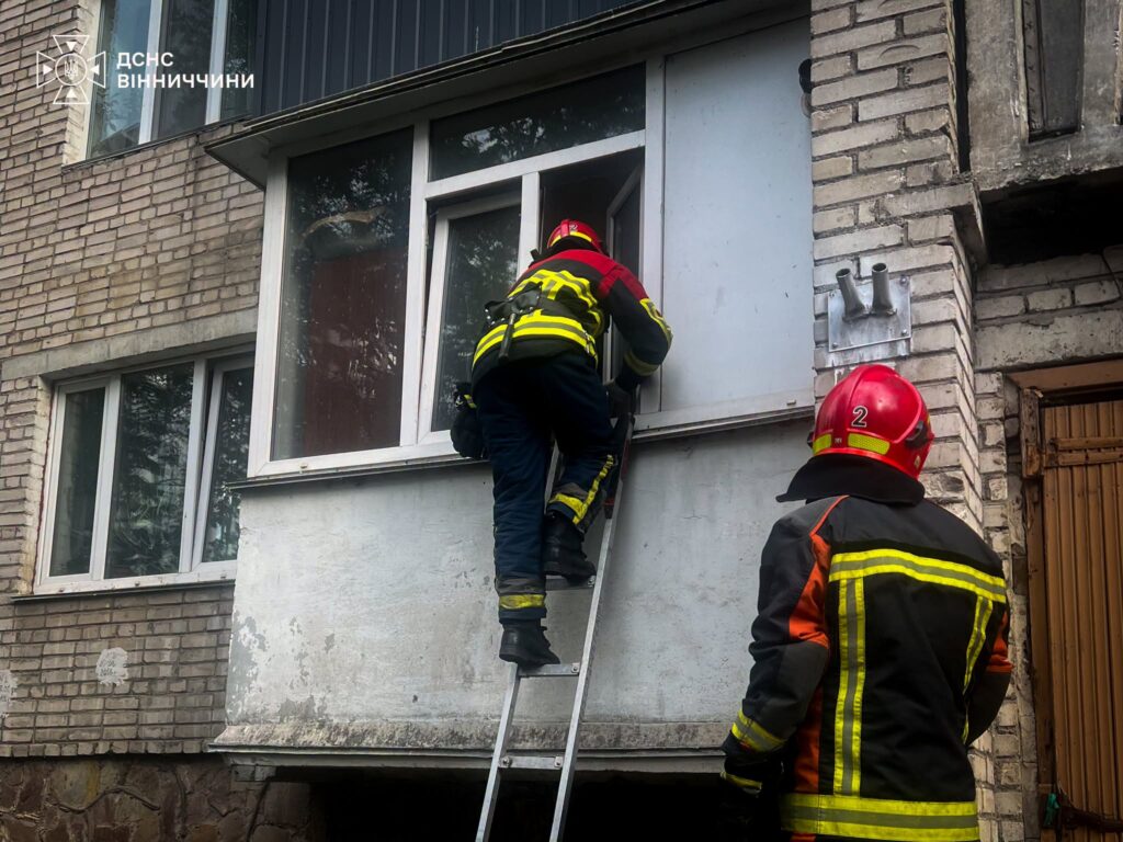 У Вінниці рятувальники деблокували квартиру з літньою жінкою, якій стало зле