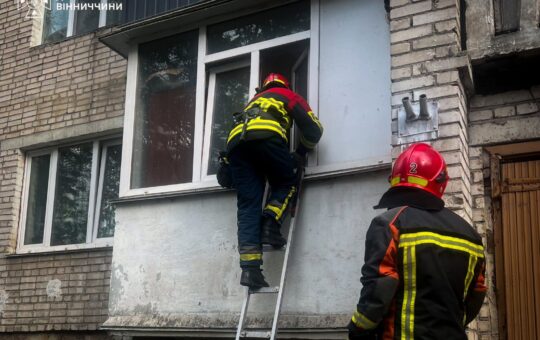У Вінниці рятувальники деблокували квартиру з літньою жінкою, якій стало зле